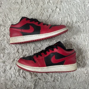 Nike Air Jordan 1 Low svart/röd EUR 38 - Säljer mina älskade Nike Air Jordan 1 Low i svart och rött skinn med klassisk röd swoosh och svart snörning. Ikonisk Air Jordan-logga på hälen och perforerad tå. Snygg streetstil och riktigt sköna på foten. Knappt använda! Pris kan diskuteras vid snabb affär! ❤️❤️
