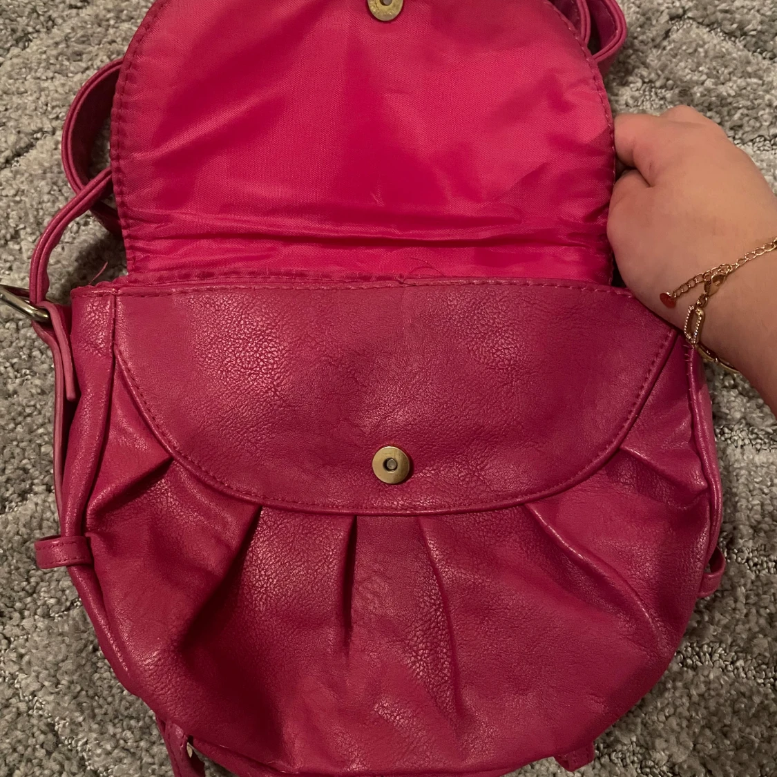 Rosa axelväska i syntet med dragkedja - 1