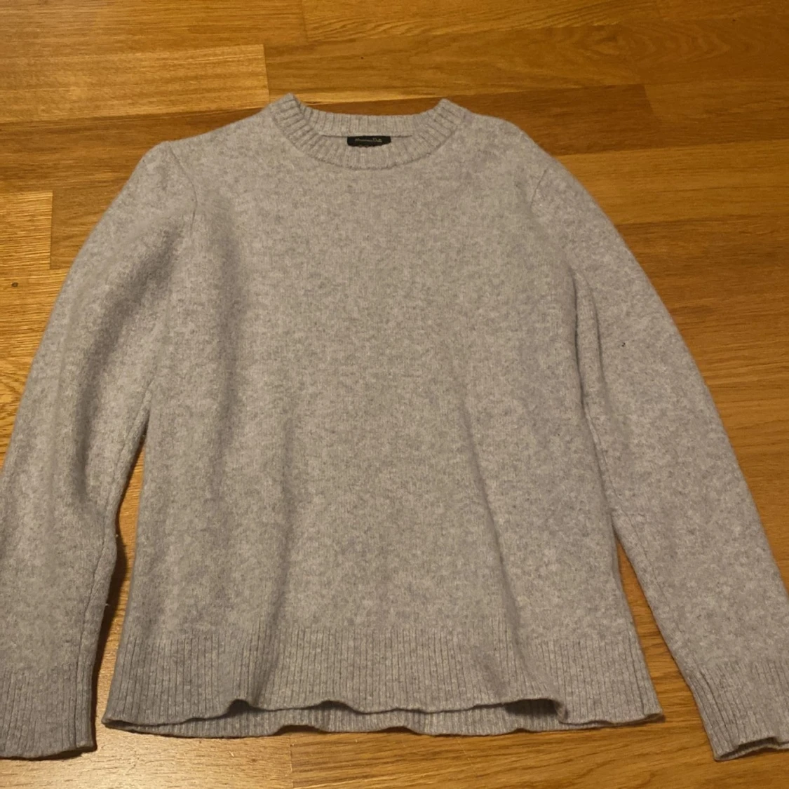 Massimo Dutti grå stickad tröja – stilren & varm