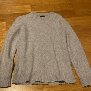 Massimo Dutti grå stickad tröja – stilren & varm - Säljer en grå stickad tröja från Massimo Dutti i mjuk ullblandning. Rund hals, ribbade muddar och klassisk passform. Stilren och varm – perfekt till höst och vinter, både till vardags och mer uppklätt. Storlek: XS Skick: Mycket fint Nypris: ca 1000kr Mitt pris: 150kr 