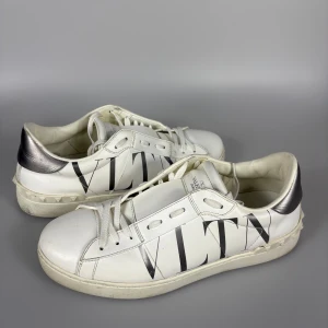 Valentino Open Skor - Väldigt snygga och stilrena valentino open skor i riktigt fint skick! Storlek 41,5 men passar även större. Hör av er vid frågor!