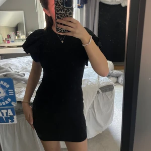 Svart kort klänning med volangärmar från Zara - Supersnygg svart klänning från Zara med puffiga volangärmar🤍