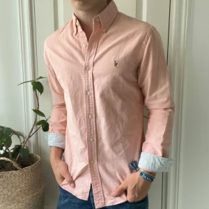 Ralph Lauren skjorta M slim fit - Ralph Lauren skjorta M slim fit , inga defekter! Modellen är 180,75 kg🙏