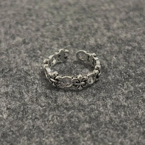 Fleur Éternelle - Adjustable ring with a continuous fleur-de-lis motif. Timeless, minimalist, and versatile.