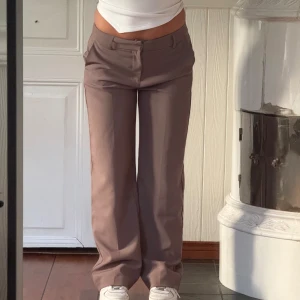 Kostymbyxor  - Raka kostymbyxor med mid-rise, färgen syns tydligast på sista bilden!