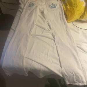 Vita jeans Victoria Beckham Rock & Republic - Säljer dessa Jötte snygga jeans då de är för små för mig, storlek 29 vet inte vad för storleken de motsvarar men skulle säga Xs/s. 