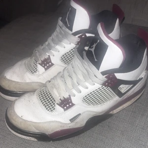  Air Jordan 4 Retro PSG (Äkta) - Skick: 8/10 Lite smutsiga men görs rent innan jag skickar iväg dom. Låda tillkommer och dom är äkta! Vid frågor, mer bilder så är det bara höra av dig. Köp sker endast via plick 🌟Storlek 44.5 men passar mig som har storlek 43.