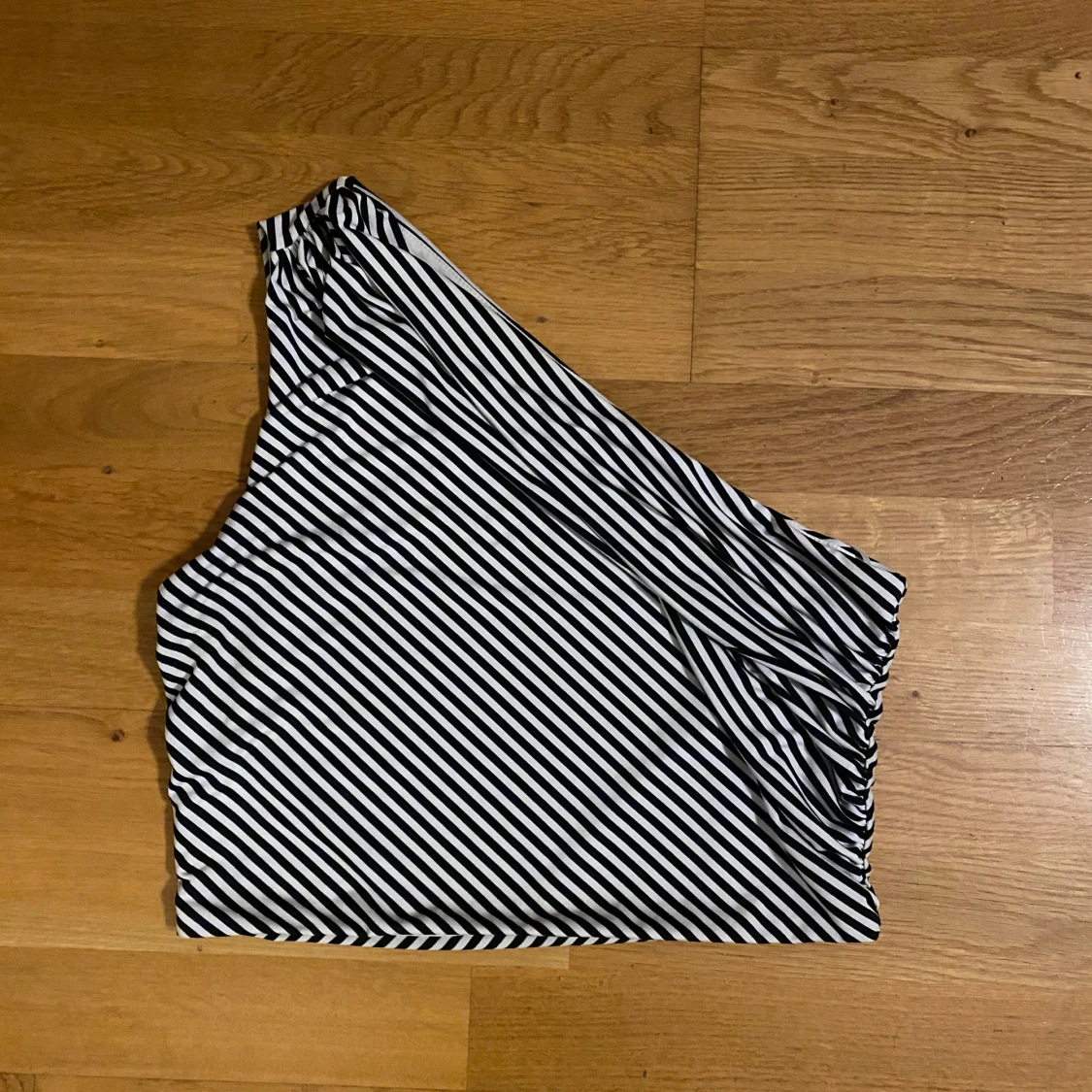 Randig one shoulder topp i svartvitt - 4