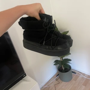 Svarta inukki liknande skor - Liknar inukki skorna jätte mycket. Perfekta för vintern när du vill hålla stilen och samtidigt vara varm. Pris kan diskuteras 