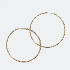 Stora guldiga hoop-örhängen - Säljer ett par riktigt stora och tunna hoop-örhängen i guldig färg. De är runda och har en minimalistisk design som verkligen sticker ut. Perfekta om du vill ha ett statement-smycke som syns och ger din look extra edge.