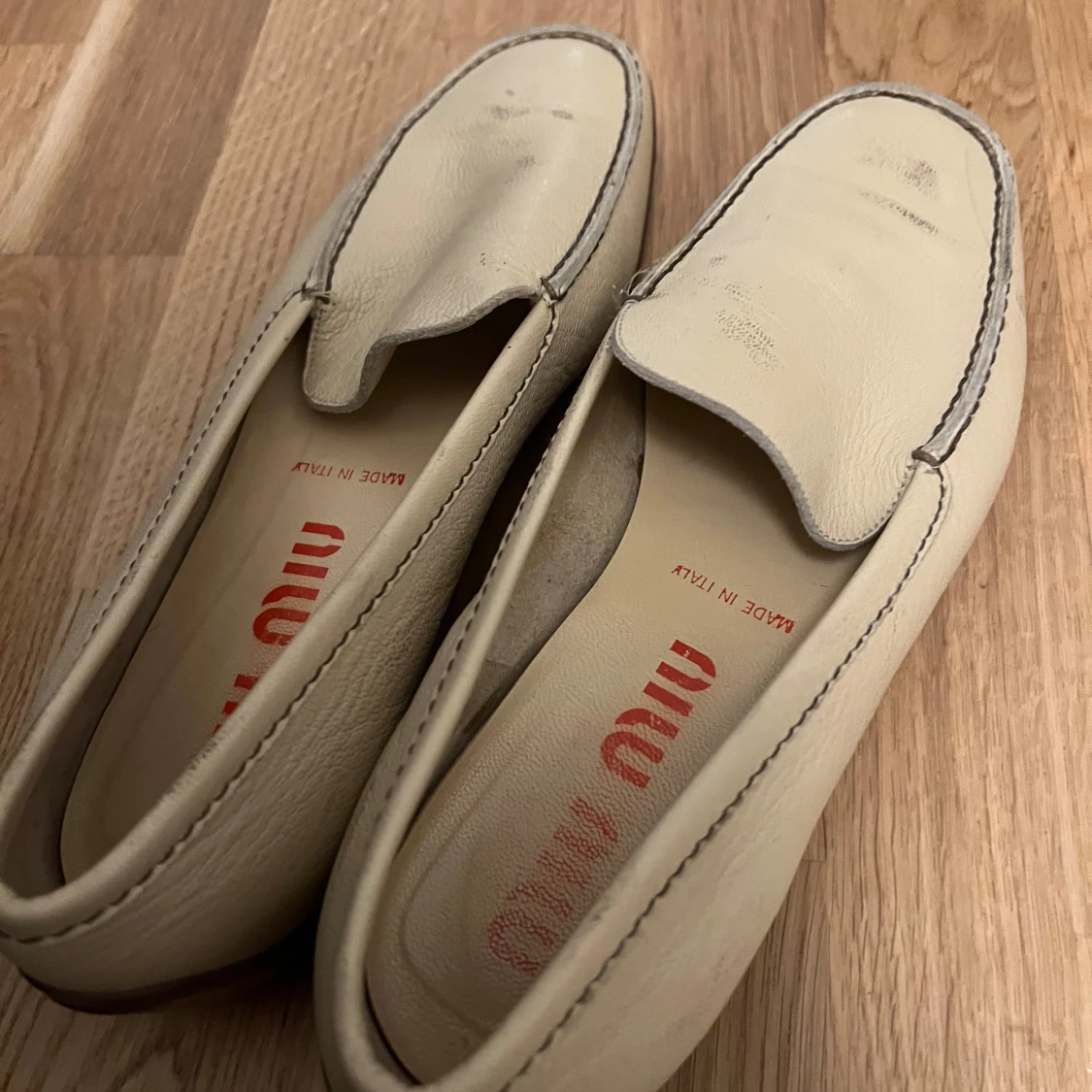 Beige vintage loafers från Miu Miu i skinn - 1