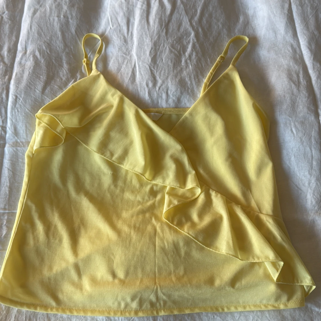 Gul linnetopp med volang från H&M