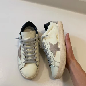 Vita golden goose superstar skor 44 - Vita golden goose superstar skor // Storlek 44 //  Mycket bra skick //  Skriv vid minsta fråga eller fundering💯🤝