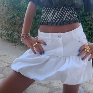 Vit jeanskjol med volang - Zara jeanskjol med volang , storlek M men passar S