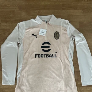 AC Milan träningsoverall  - AC Milan halv-zip träningströjs med tillhörande träningsbyxor i storlek S.  Helt ny!!