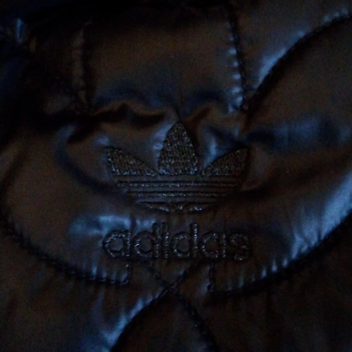 Svart quiltad pufferjacka från Adidas - 3