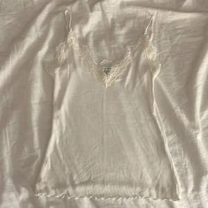 Vit spetslinnetopp från Amisu XS - Vitt linne med spets från new yorker i storlek Xs, mycket bra skick och använd en gång 