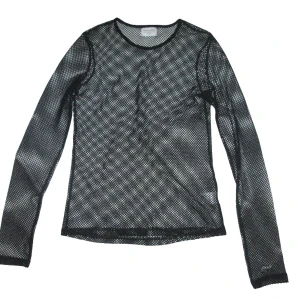 🕷Svart fishnet-top🕷 - Svart långärmad fishnet-top i meshmaterial. Från designer-samarbetet Vanessa Moe × NA-KD. 🖤 OBS: Utklippta hål för tummarna – se bilder.