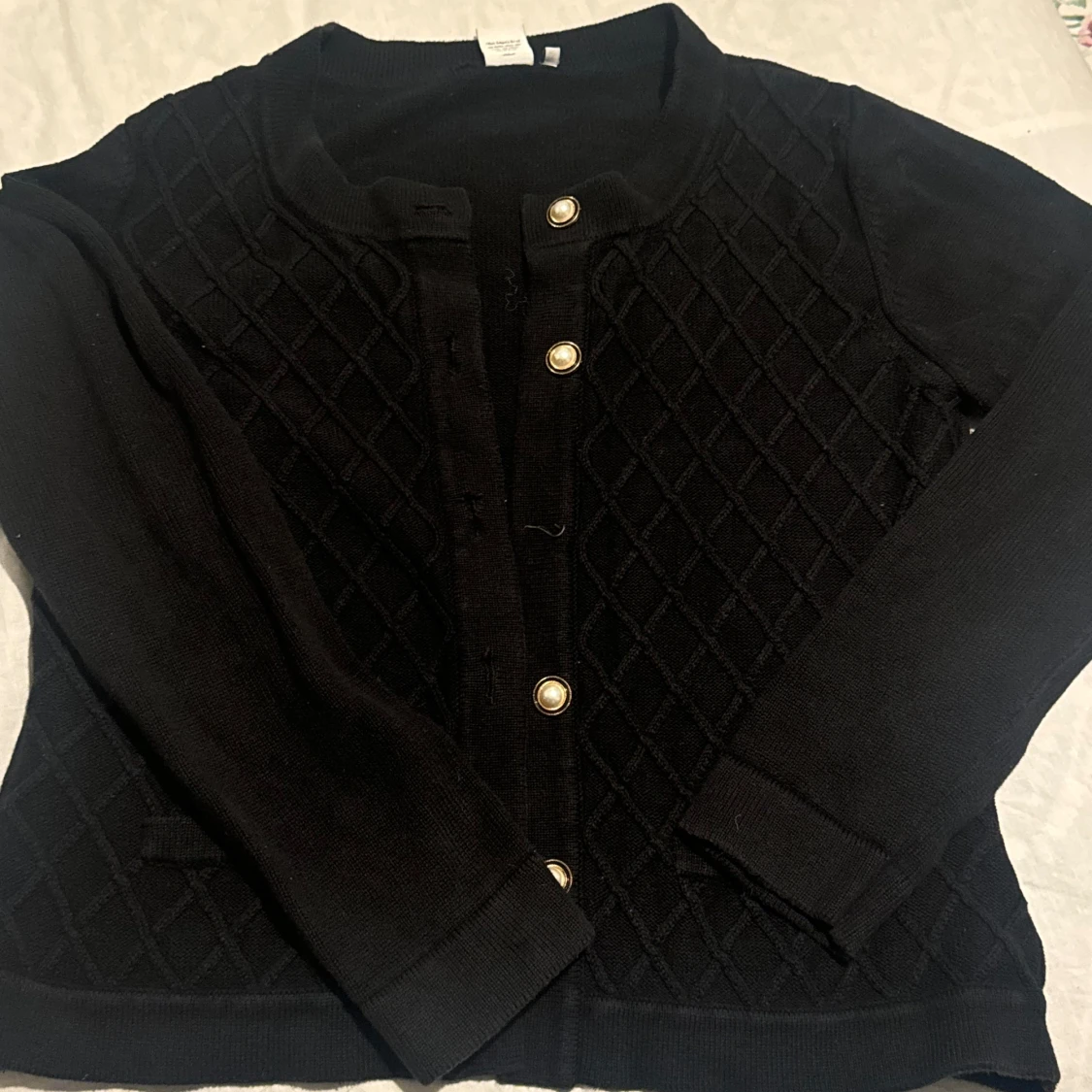 Svart kofta med guldknappar - 1