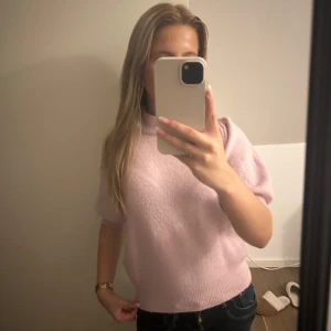 Stickad rosa kortärmad tröja - Ljusrosa stickad tröja med trekvartsärm från ONLY i storleken xs