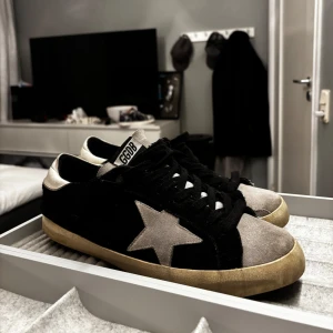 Golden Goose Sneakers - Skick 7/10.                                                                                              Storlek 42,5.                                                                                            Nypris- 450 euro.                                                                                  Tillbehör- Box, dustbag.                                                                       Med vänliga hälsningar WH 