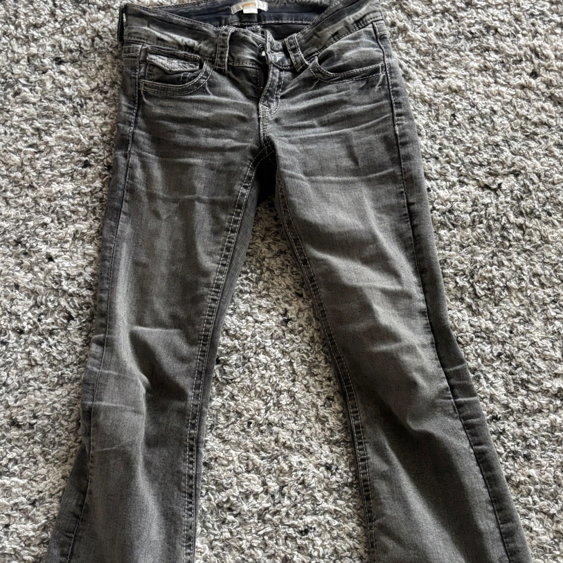 Grå bootcut jeans från Gina Tricot - 1