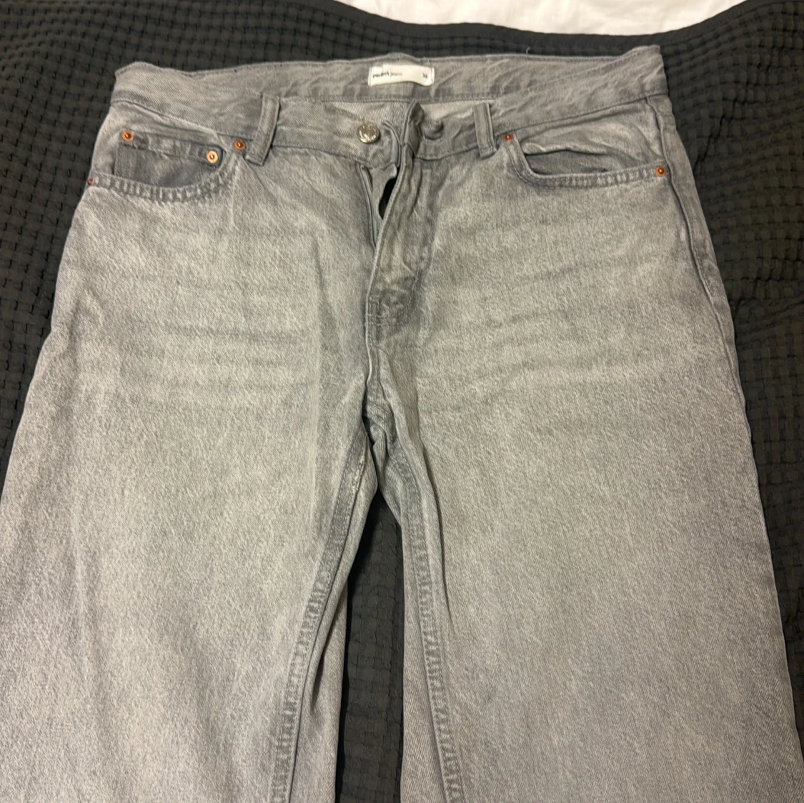 Grå raka jeans från Gina - 2