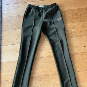 Olivgröna byxor från Les Deux - Byxor från Les Deux | Storlek M | Väldigt bra skick | Nypris ca 1200 | Hör gärna av dig vid frågor eller funderingar✅✅