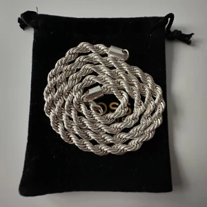 Silverfärgat rep-halsband Indossa - Ett helt nytt halsband från indossa. Använt 3-4 gånger, har legat i påsen sedan några månader tillbaka. Säljer pga att jag inte använder sånt längre. Nypris 500, halsbandet är 6mm