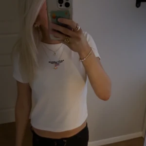 Vit Polo Sport t-shirt från Ralph Lauren - Vit t-shirt från Ralph Lauren Polo Sport med broderad logga och amerikansk flagga på bröstet. Modellen är kortärmad och har en klassisk rund hals. Materialet är mjuk bomull och passformen är normal💕