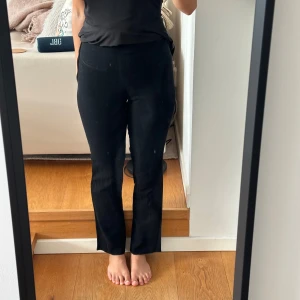 Svarta kostymbyxor från Tiger - Svarta kostymbyxor från Tiger of Sweden med klassisk rak passform och midwaist. 