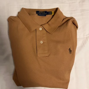 Ralph lauren pike - Ralph lauren pike i brun/khaki färg. Otroligt bra skick, inga märken eller difekter alls!