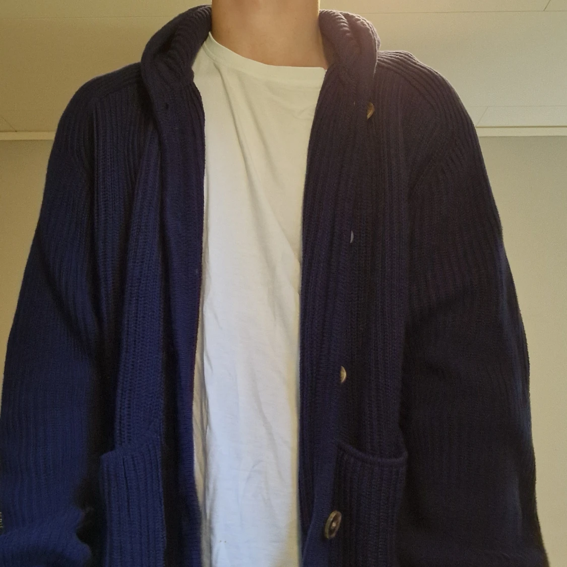 Mörkblå stickad kofta med huva