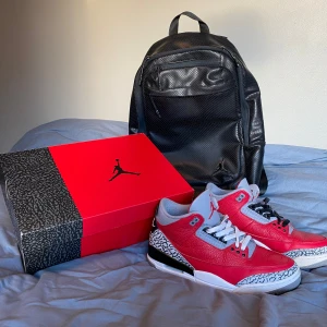 Nike Air Jordan 3  - Säljer ett par Nike Air Jordan 3 Retro SE i färgen Fire Red/Cement Grey | Storlek 42 | Allt og tillkommer | Suveränt skick | Slänger på en Jordan ryggsäck också om de önskas | Hör gärna av dig vid frågor eller funderingar ✅✅✅