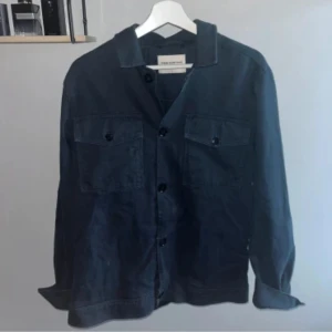 Mörkblå overshirt från These Glory Days - Säljer en stilren mörkblå overshirt från These Glory Days. 
