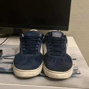 Valentino flycrew  - Snygga Valentino Garavani sneakers i marinblått och vit. Skicket på skorna är 6-7/10 och det saknar 8 nitar vilket är 4 nitar på båda skorna, säljer dessa pga dom tyvärr inte passar mig längre. Dom är större storleken och dom passar från 40,5. Jag kan sänka priset vid snabb affär👀!! Skriv gärna ifall ni har några frågor! MVH/Marko