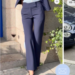 Mörkblå kostymbyxor med raka ben - Blå kostymbyxor från djerf avenue. Nästan aldrig använda. Är storlek medium i Tall-modell, jag är 175cm lång och de är för långa för mig! På sista bilden ser man att jag vikt upp byxorna på ena benet för de är för långa. Nypris: 1600k:-