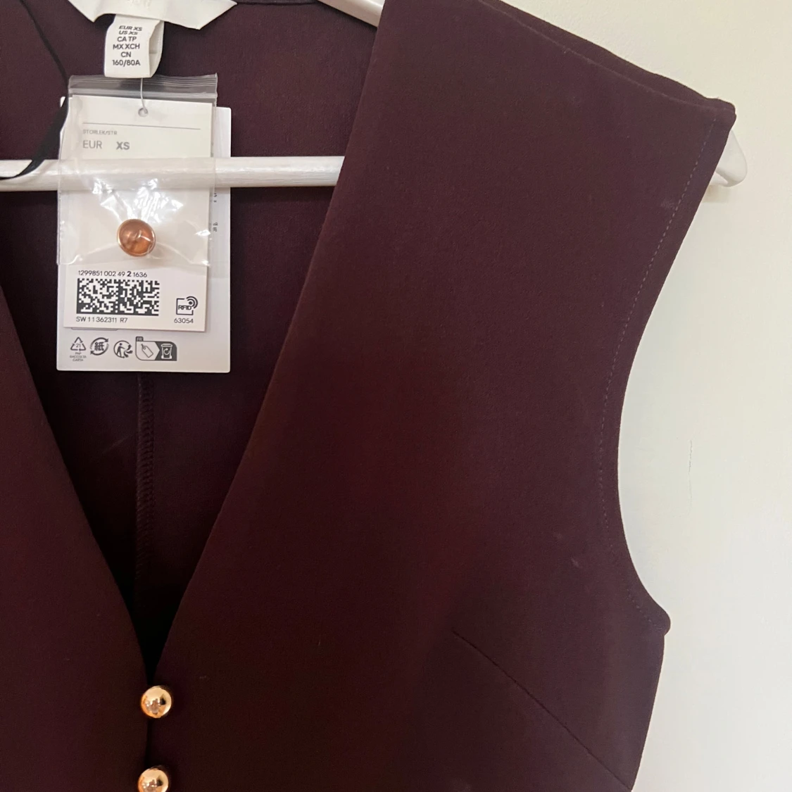 Vinröd väst med guldknappar H&M  - 2