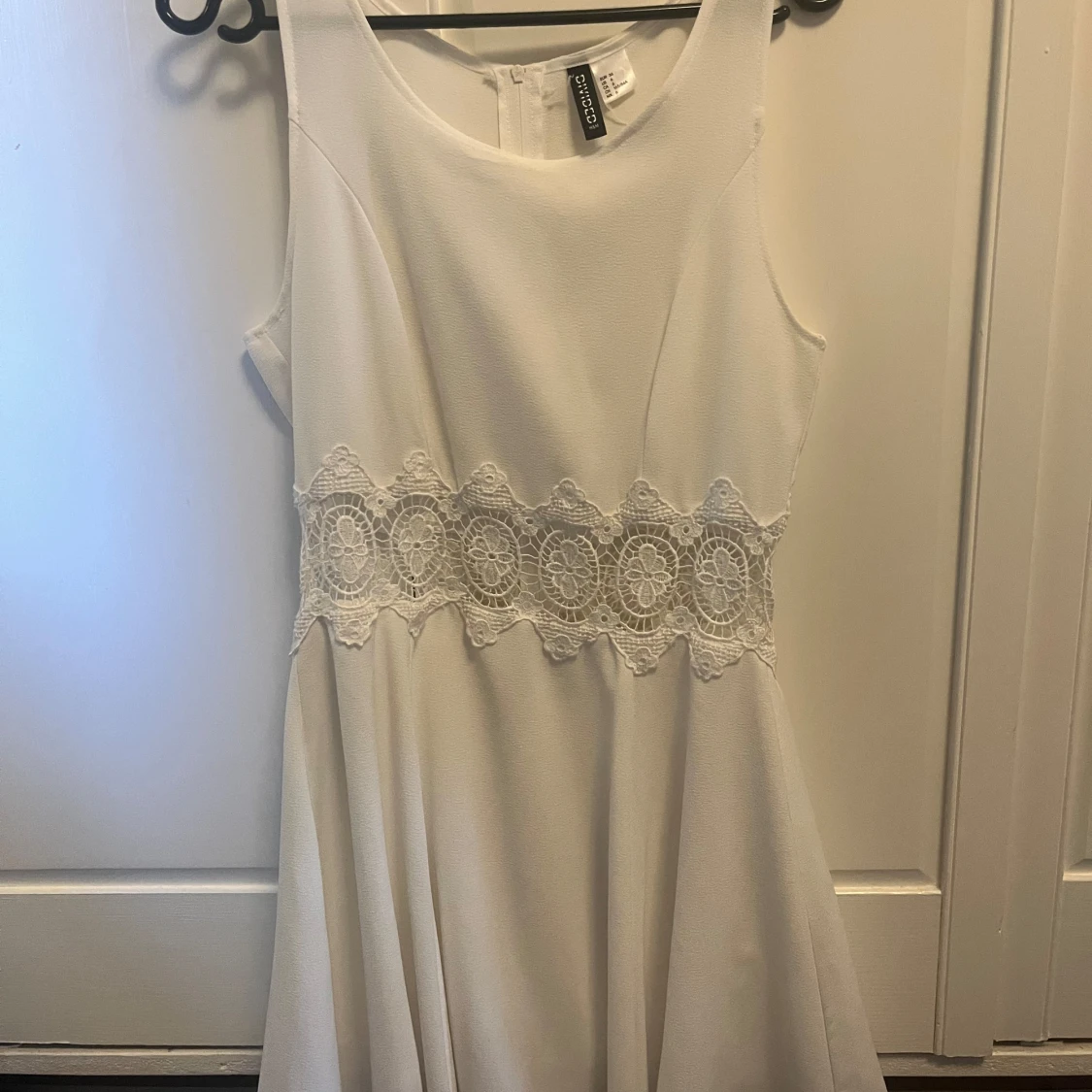 Vit klänning med spets från H&M Divided