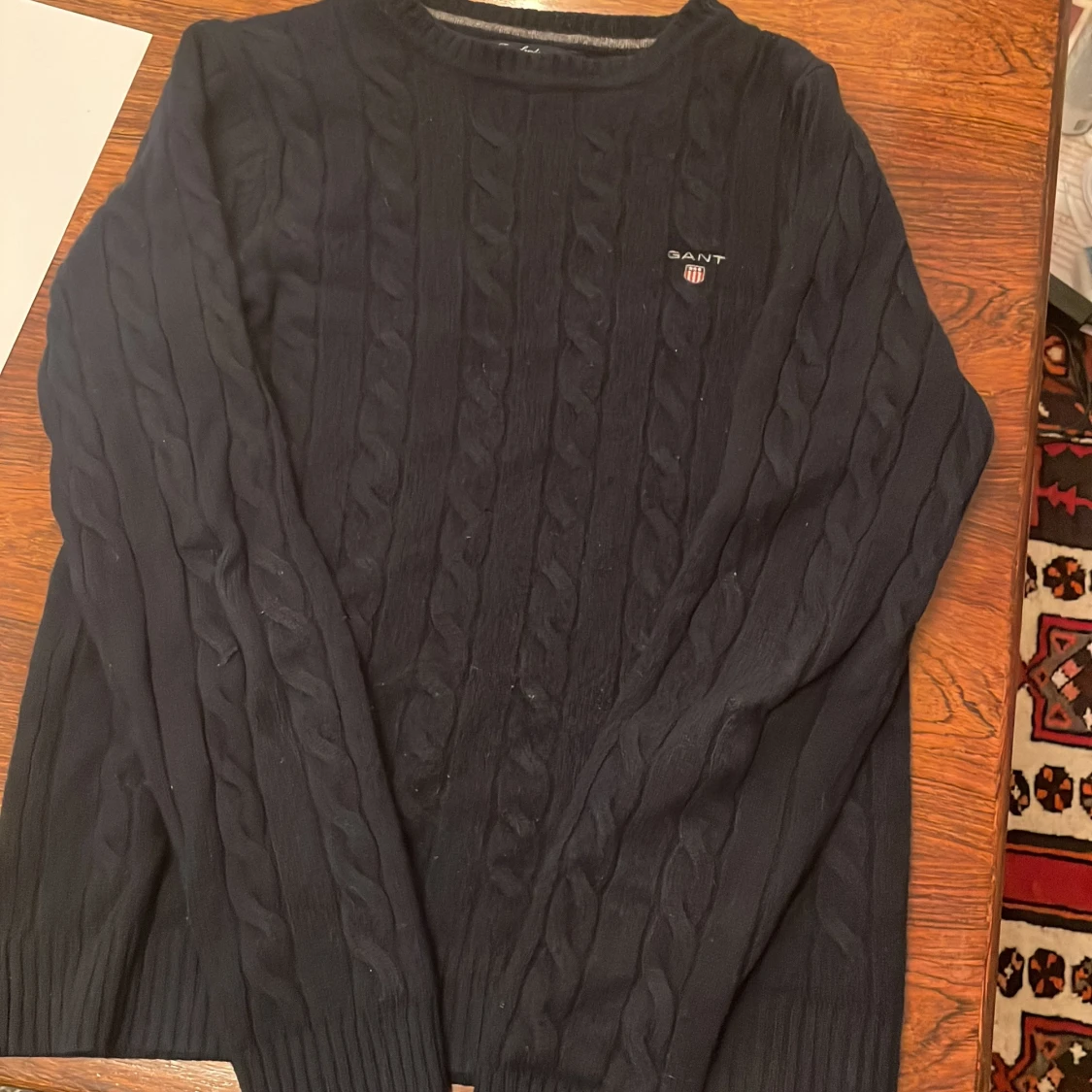 Mörkblå kabelstickad tröja från GANT - 1