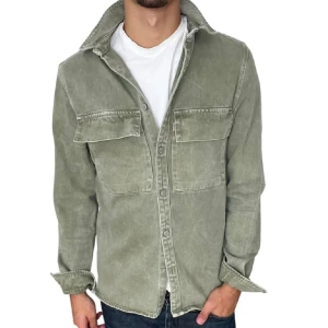 Zara overshirt - Tja! Säljer denna as feta overshirten från Zara i toppskick (9,5/10)! Size S,fits=TTS. Säljs inte längre i butik så väldigt svår att få tag på! Priset kan såklart diskuteras! Hör av dig vid minsta fundering eller fråga!🌟