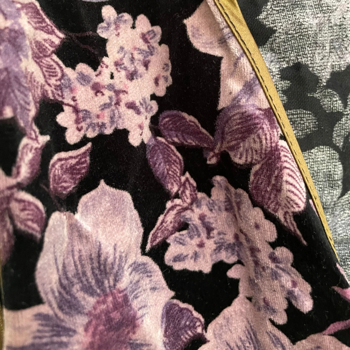 Lila blommig väst med guldkant - 4