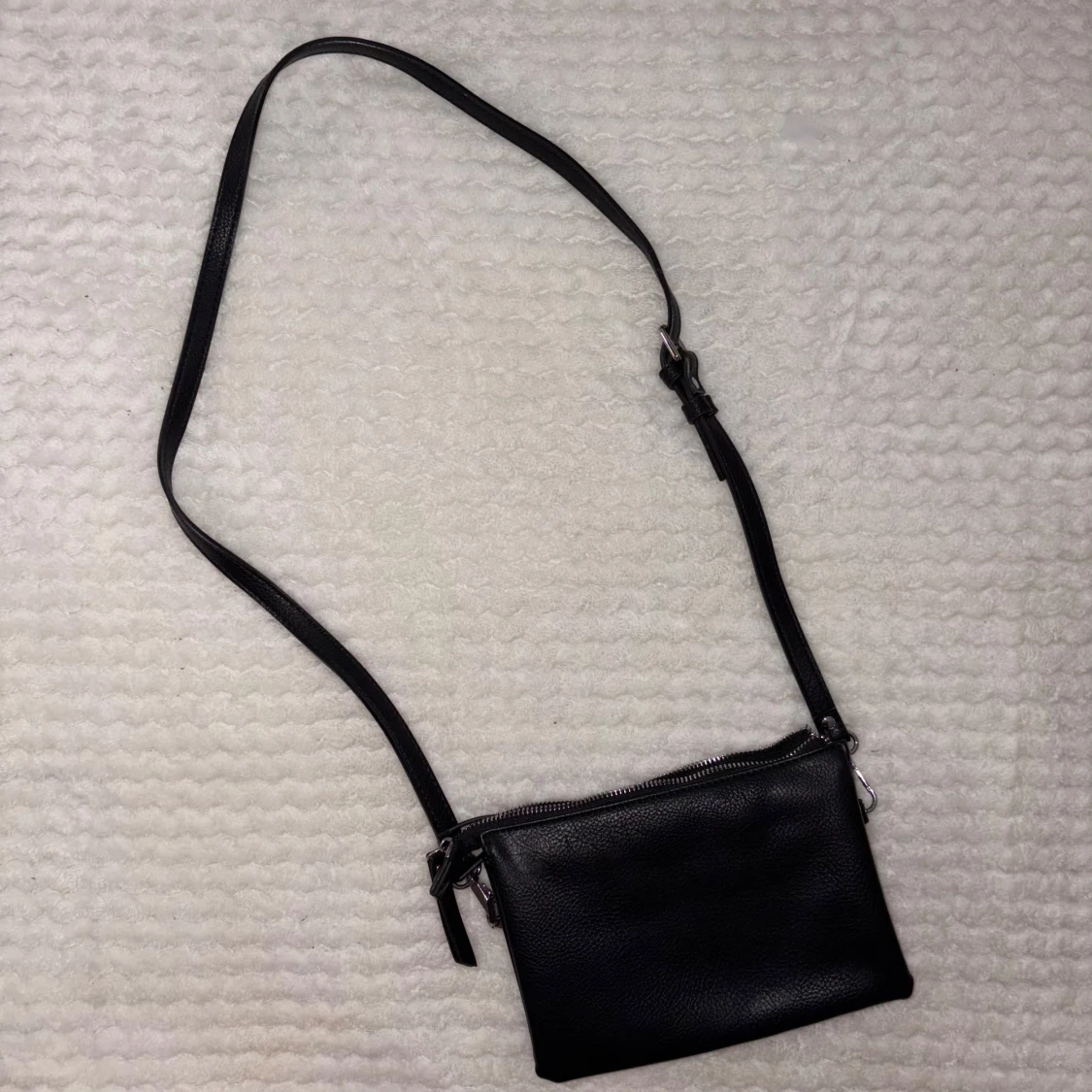 Svart axelväska i skinn med dragkedja