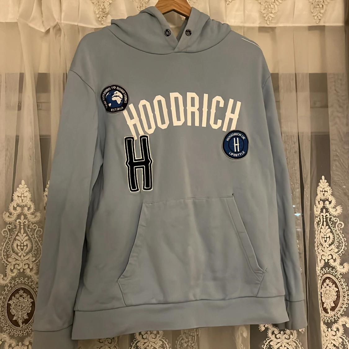 Ljusblå hoodie från Hoodrich