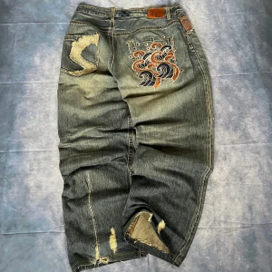 Big Train Japanese Baggy Jeans – 2000s Streetwear - 🔥 Rare original Japanese Big Train jeans from the 2000s. Baggy fit with distressed details + embroidered back pocket – perfect Y2K / streetwear vibes.  📏 Size: W35/W36 (fits L–XL) Measurements: Waist 45 cm Hips 58 cm Rise 43 cm Thigh 39.5 cm Inseam 75 cm Outseam 107.5 cm Leg opening 26.5 cm  Condition: Pre-loved, with natural distressing (see pics) one repair on left bottom.  #BigTrain #BaggyJeans #Streetwear #Y2KStyle #DistressedDenim #VintageJeans #LooseFit #EmbroideredJean