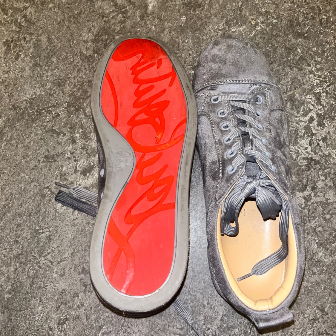 Loubs i Grå mockasneakers från Christian Louboutin - 2