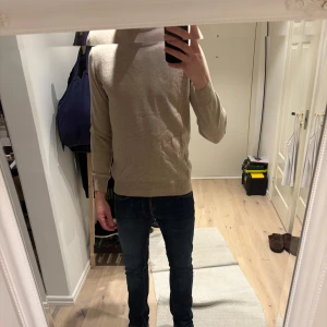 Beige Cashmere/Merinoull tröja - Beige Cashmere tröja. Strl S/M. För liten för mig, 188cm, 82kg. Fint skick, nästan aldrig använd.