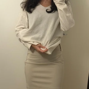 Beige kortkjol från NY Trend XS - Säljer en stilren beige kortkjol från NY Trend i storlek XS. Kjolen har en enkel, tight passform med bred resår i midjan och är gjord i ett mjukt, stretchigt material. Perfekt för dig som gillar minimalistisk och clean stil.