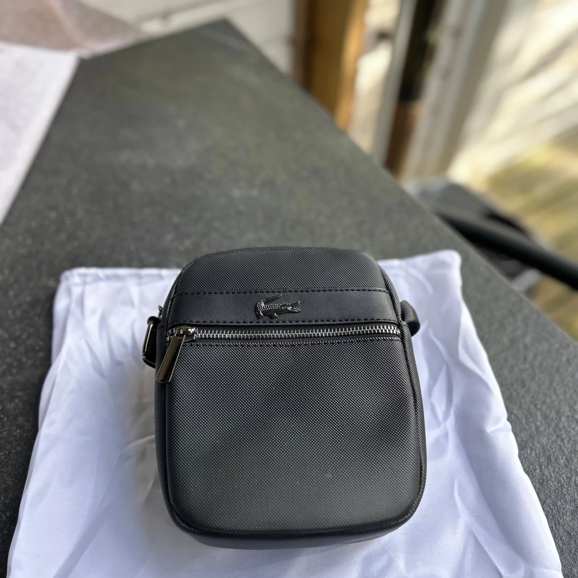 Svart axelväska från Lacoste