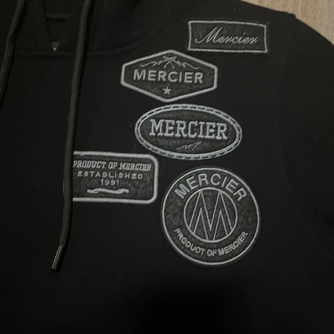 Svart hoodie från Mercier med patchar - 3
